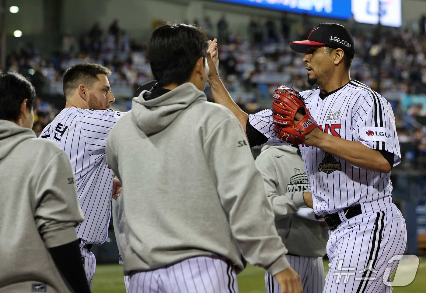 (서울=뉴스1) 김진환 기자 = 14일 오후 서울 송파구 잠실야구장에서 열린 프로야구 '2026 신한 SOL KBO 와일드카드 결정전 1차전' 두산 베어스와 LG 트윈스의 경기, …