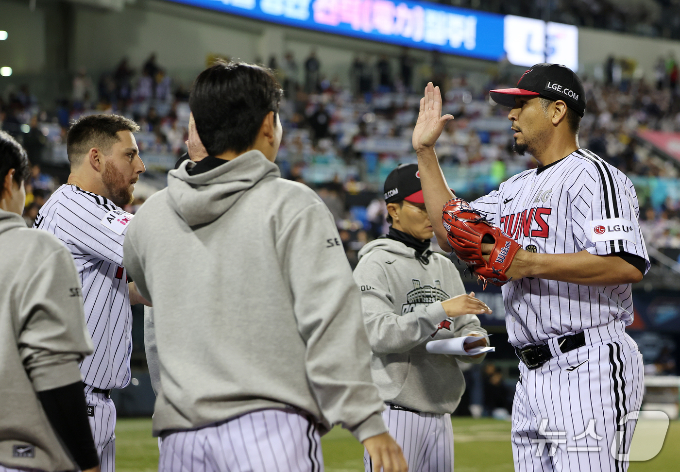 (서울=뉴스1) 김진환 기자 = 14일 오후 서울 송파구 잠실야구장에서 열린 프로야구 '2026 신한 SOL KBO 와일드카드 결정전 1차전' 두산 베어스와 LG 트윈스의 경기, …