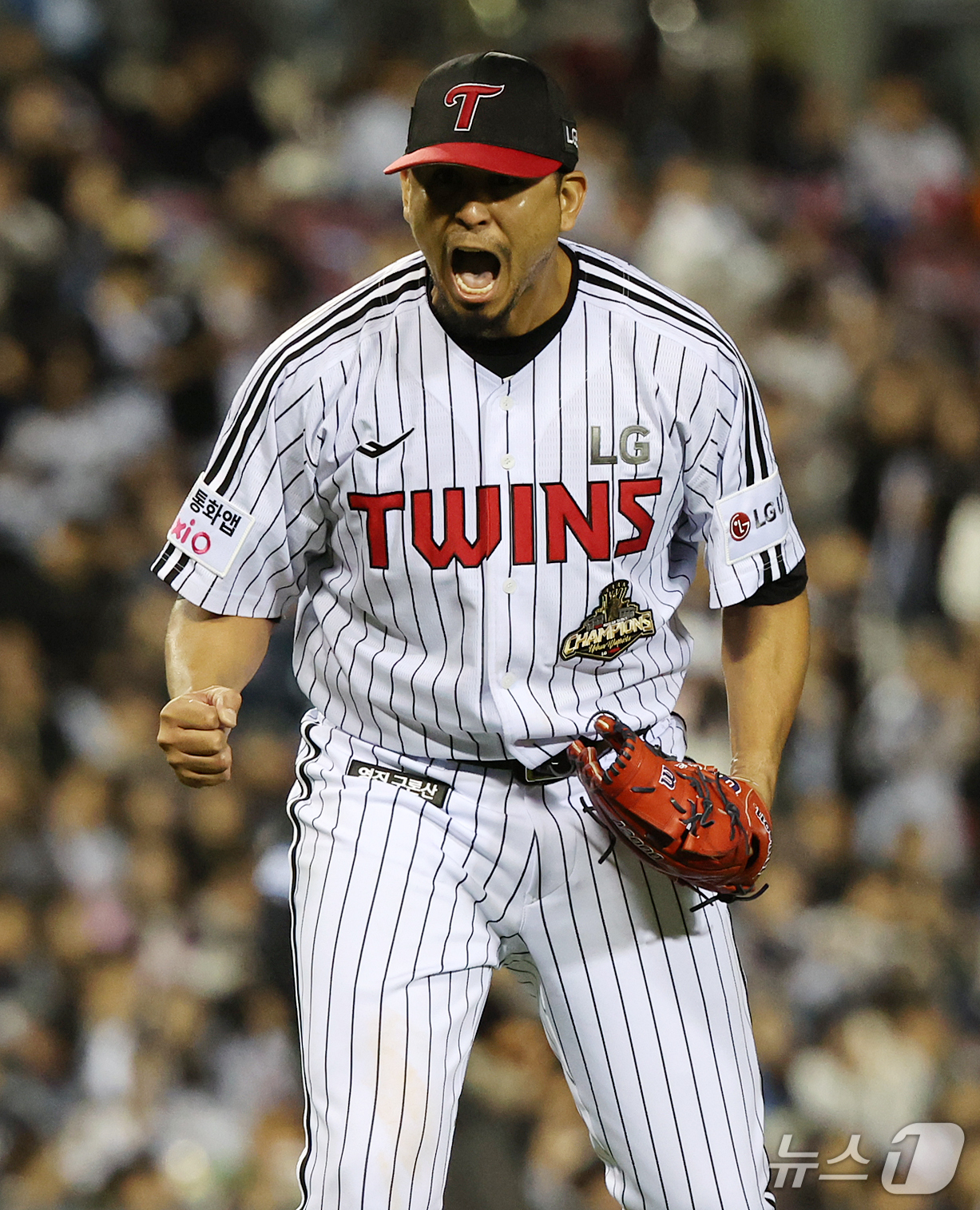 (서울=뉴스1) 김진환 기자 = 14일 오후 서울 송파구 잠실야구장에서 열린 프로야구 '2026 신한 SOL KBO 와일드카드 결정전 1차전' 두산 베어스와 LG 트윈스의 경기, …