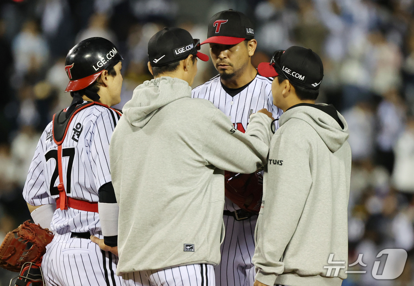 (서울=뉴스1) 김진환 기자 = 14일 오후 서울 송파구 잠실야구장에서 열린 프로야구 '2026 신한 SOL KBO 와일드카드 결정전 1차전' 두산 베어스와 LG 트윈스의 경기, …