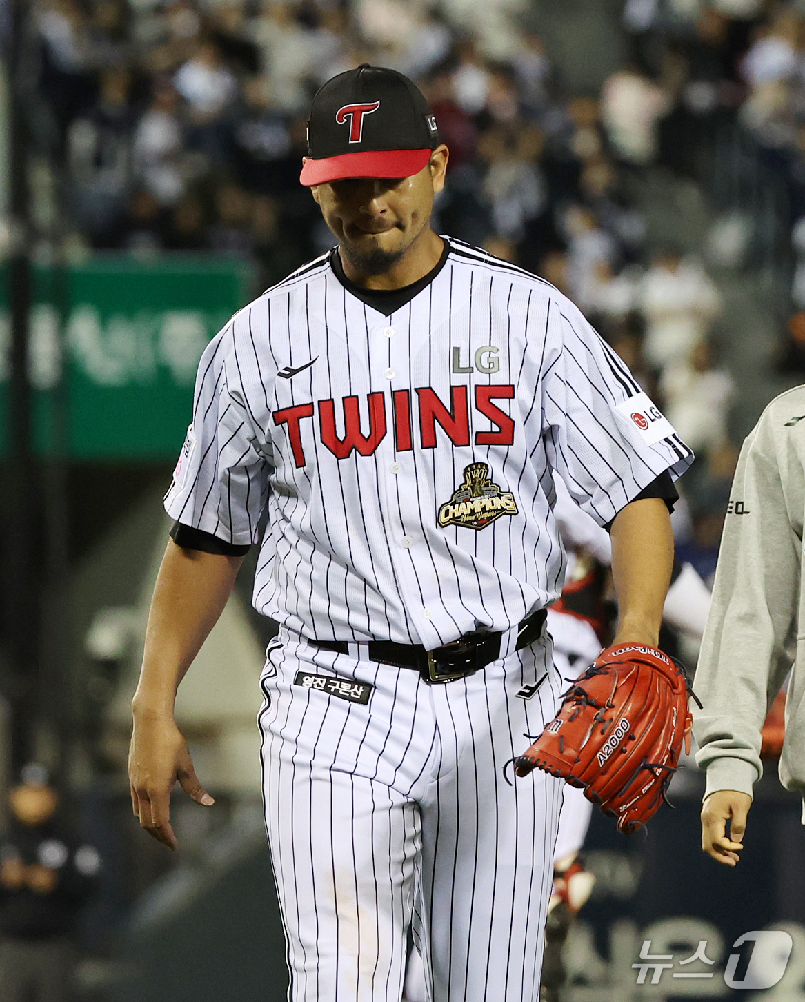 (서울=뉴스1) 김진환 기자 = 14일 오후 서울 송파구 잠실야구장에서 열린 프로야구 '2026 신한 SOL KBO 와일드카드 결정전 1차전' 두산 베어스와 LG 트윈스의 경기, …