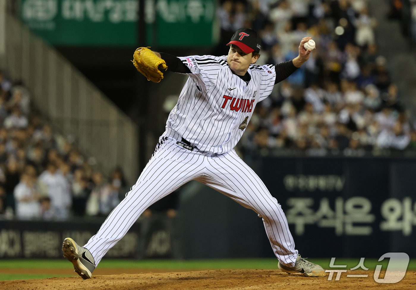 (서울=뉴스1) 김진환 기자 = 14일 오후 서울 송파구 잠실야구장에서 열린 프로야구 '2026 신한 SOL KBO 와일드카드 결정전 1차전' 두산 베어스와 LG 트윈스의 경기, …