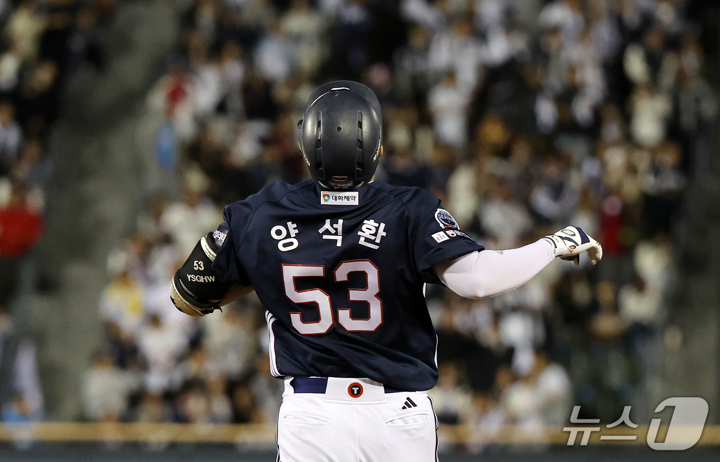 (서울=뉴스1) 김진환 기자 = 14일 오후 서울 송파구 잠실야구장에서 열린 프로야구 '2026 신한 SOL KBO 와일드카드 결정전 1차전' 두산 베어스와 LG 트윈스의 경기, …