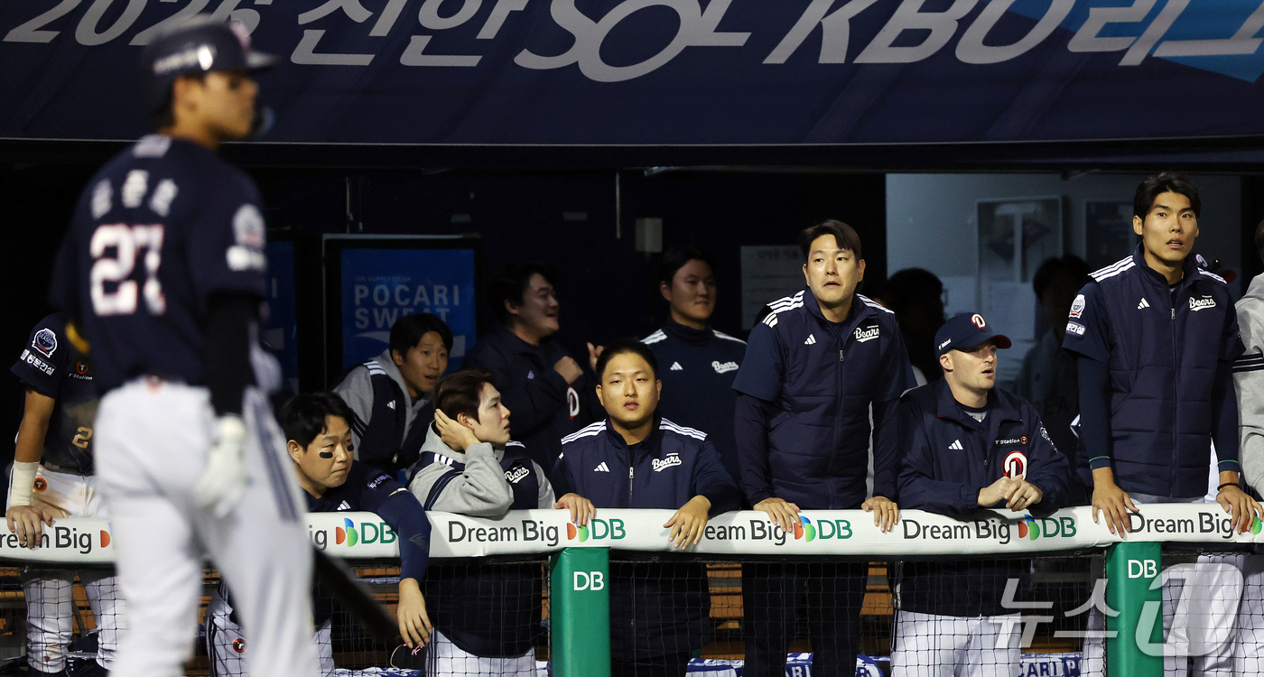 (서울=뉴스1) 김진환 기자 = 14일 오후 서울 송파구 잠실야구장에서 열린 프로야구 '2026 신한 SOL KBO 와일드카드 결정전 1차전' 두산 베어스와 LG 트윈스의 경기, …
