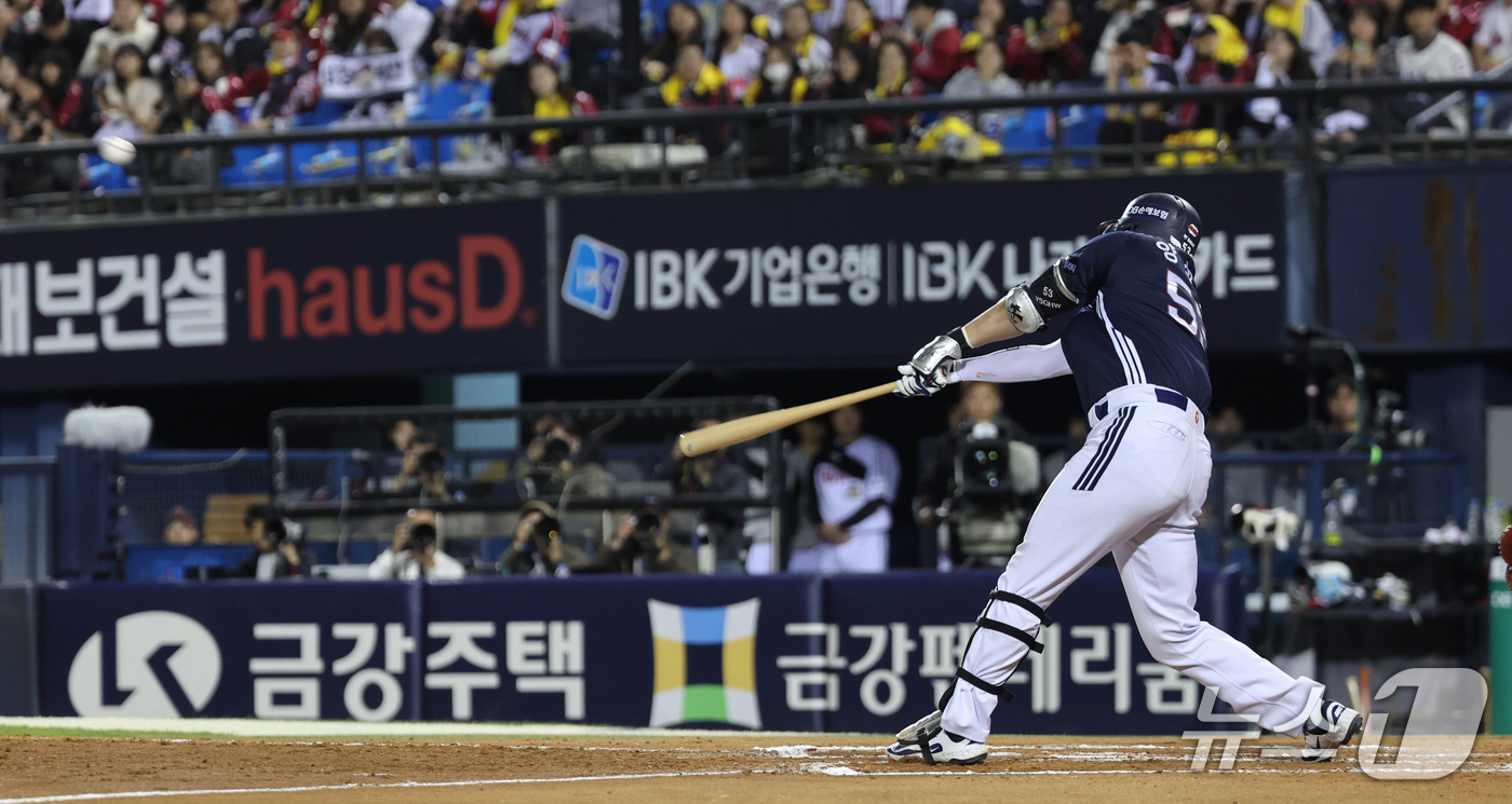 (서울=뉴스1) 박지혜 기자 = 14일 오후 서울 송파구 잠실야구장에서 열린 프로야구 '2026 신한 SOL KBO 와일드카드 결정전 1차전' 두산 베어스와 LG 트윈스의 경기, …