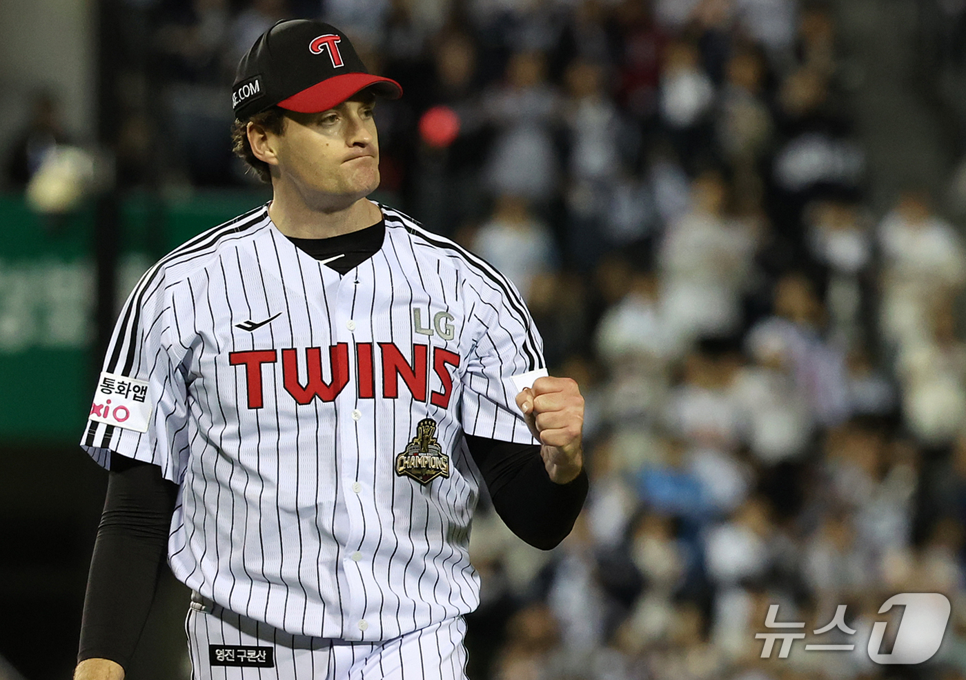 (서울=뉴스1) 김진환 기자 = 14일 오후 서울 송파구 잠실야구장에서 열린 프로야구 '2026 신한 SOL KBO 와일드카드 결정전 1차전' 두산 베어스와 LG 트윈스의 경기, …