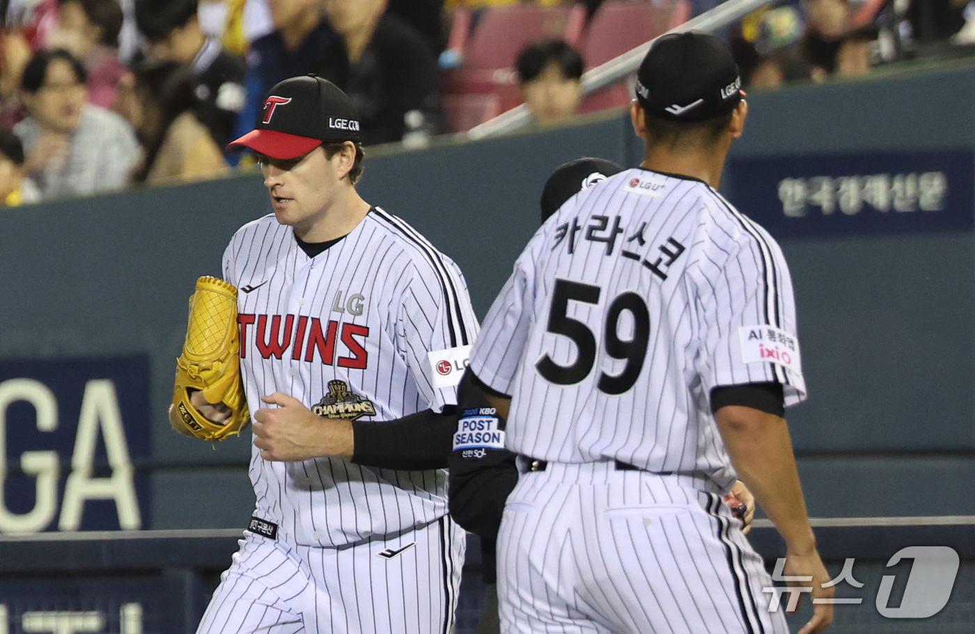(서울=뉴스1) 박지혜 기자 = 14일 오후 서울 송파구 잠실야구장에서 열린 프로야구 '2026 신한 SOL KBO 와일드카드 결정전 1차전' 두산 베어스와 LG 트윈스의 경기, …