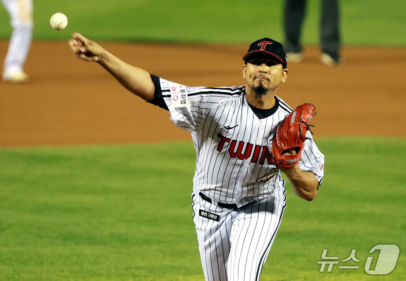 (서울=뉴스1) 이호윤 기자 = 14일 오후 서울 송파구 잠실야구장에서 열린 프로야구 '2026 신한 SOL KBO 와일드카드 결정전 1차전' 두산 베어스와 LG 트윈스의 경기, …