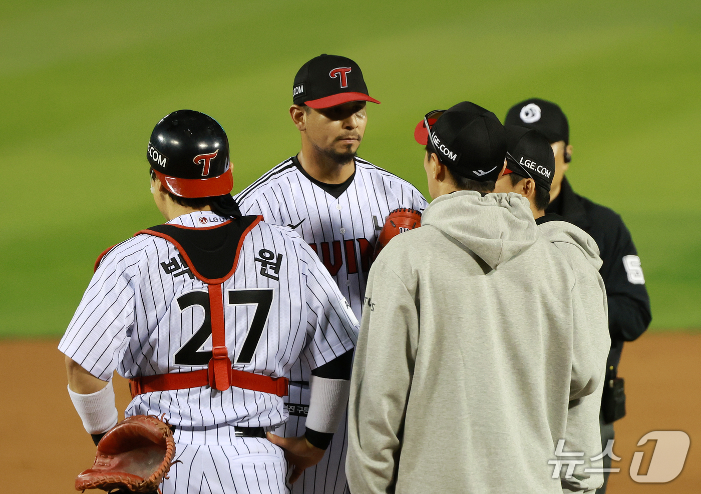 (서울=뉴스1) 이호윤 기자 = 14일 오후 서울 송파구 잠실야구장에서 열린 프로야구 '2026 신한 SOL KBO 와일드카드 결정전 1차전' 두산 베어스와 LG 트윈스의 경기, …