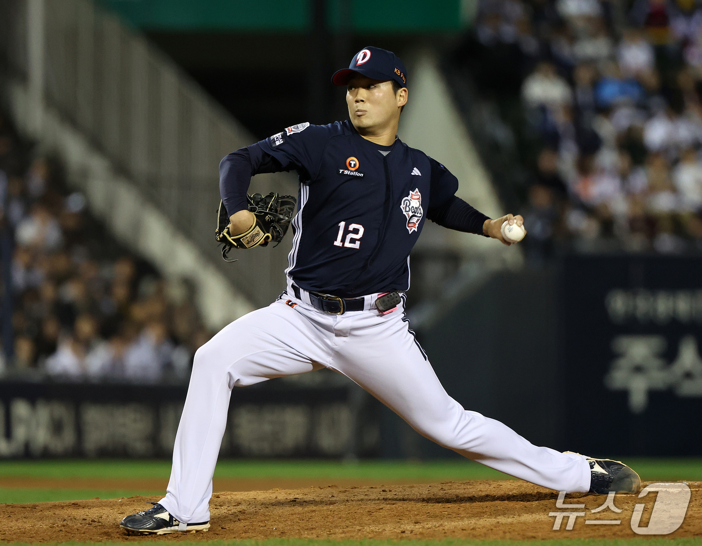 (서울=뉴스1) 김진환 기자 = 14일 오후 서울 송파구 잠실야구장에서 열린 프로야구 '2026 신한 SOL KBO 와일드카드 결정전 1차전' 두산 베어스와 LG 트윈스의 경기, …