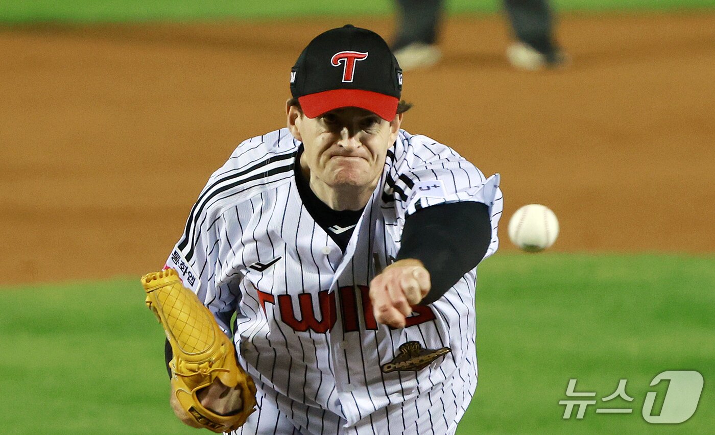 본문 이미지 - 14일 오후 서울 송파구 잠실야구장에서 열린 프로야구 '2026 신한 SOL KBO 와일드카드 결정전 1차전' 두산 베어스와 LG 트윈스의 경기, 7회초 무사 2,3루 상황에서 등판한 LG 두 번째 투수 케네디가 역투하고 있다. 2026.10.14 ⓒ 뉴스1 이호윤 기자