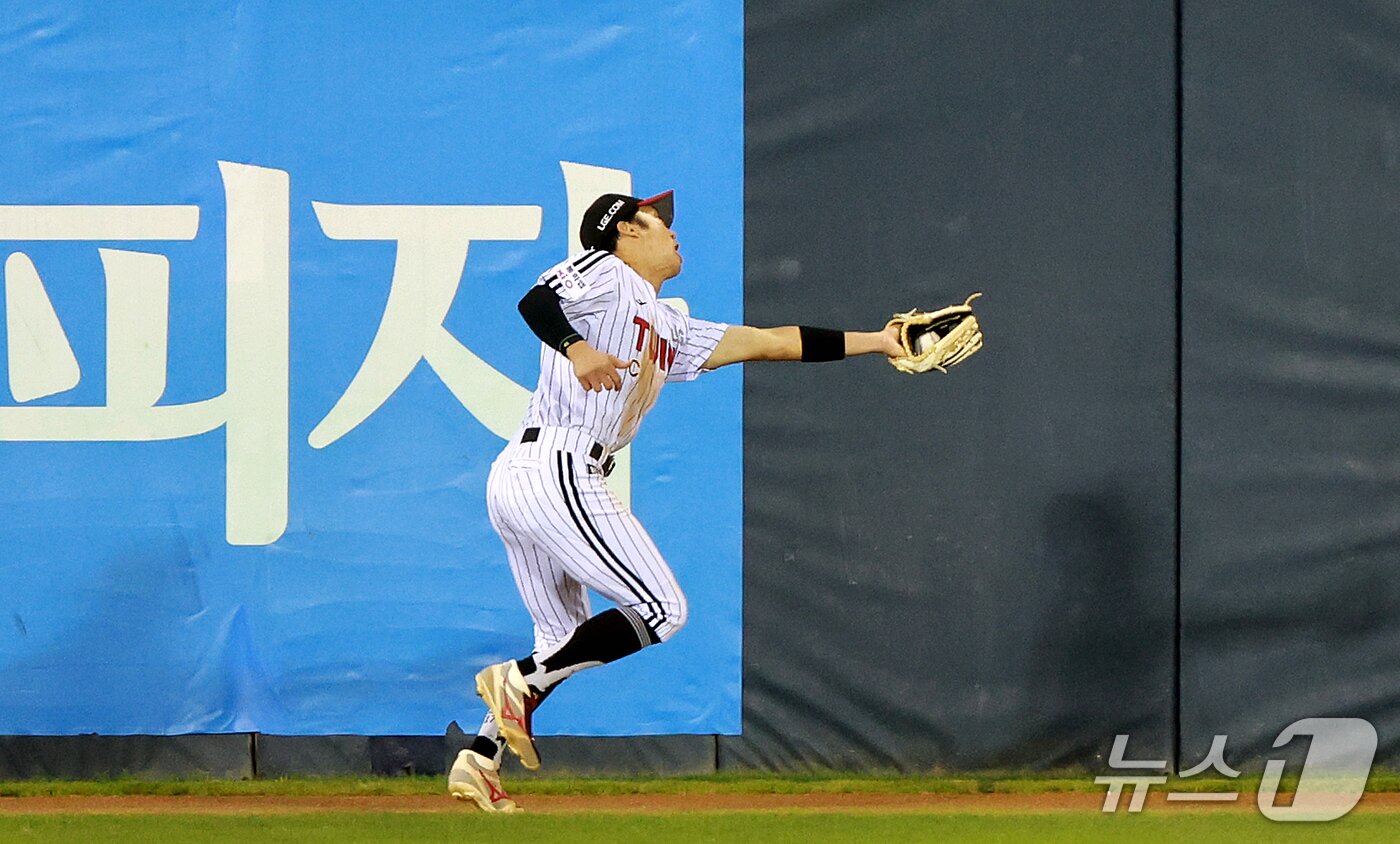 본문 이미지 - 14일 오후 서울 송파구 잠실야구장에서 열린 프로야구 '2026 신한 SOL KBO 와일드카드 결정전 1차전' 두산 베어스와 LG 트윈스의 경기, 7회초 1사 만루 상황에서 LG 박해민이 두산 대타 양석환의 타구를 잡아내고 있다. 2026.10.14 ⓒ 뉴스1 이호윤 기자