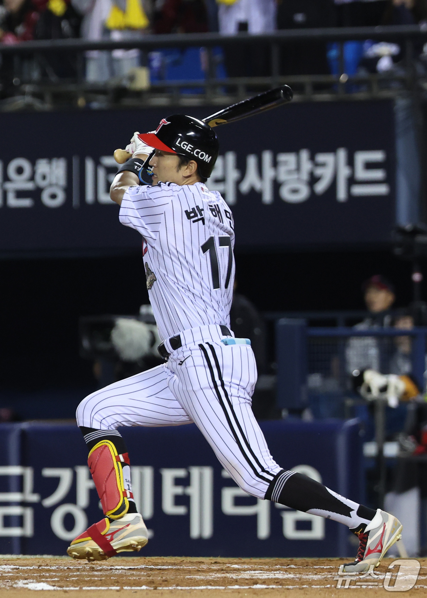 (서울=뉴스1) 박지혜 기자 = 14일 오후 서울 송파구 잠실야구장에서 열린 프로야구 '2026 신한 SOL KBO 와일드카드 결정전 1차전' 두산 베어스와 LG 트윈스의 경기 7 …