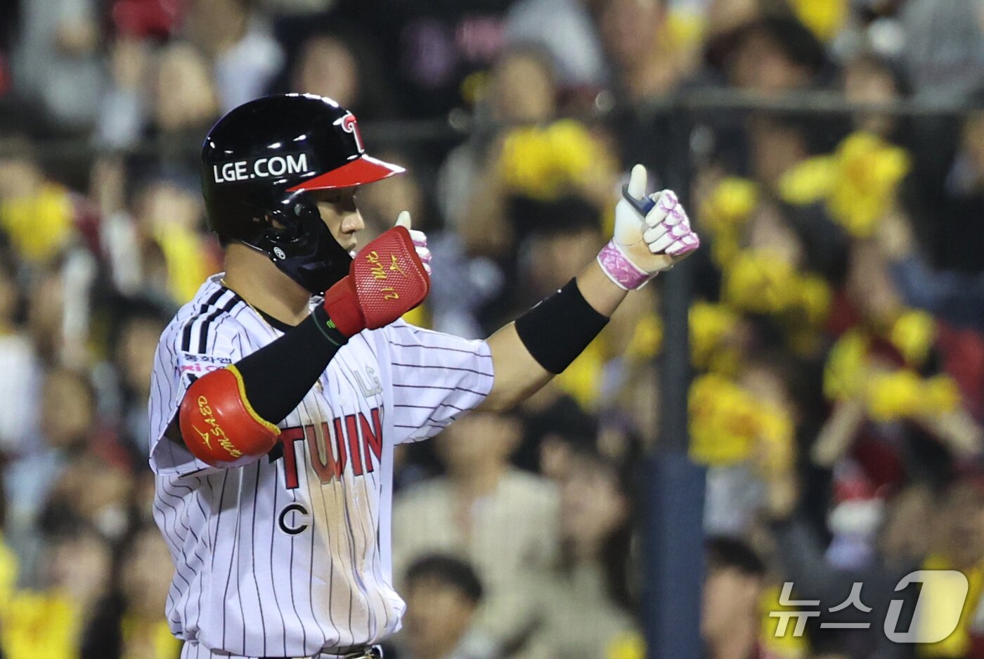 본문 이미지 - 14일 오후 서울 송파구 잠실야구장에서 열린 프로야구 '2026 신한 SOL KBO 와일드카드 결정전 1차전' 두산 베어스와 LG 트윈스의 경기 7회말 1사 1루 상황 LG 박해민이 안타를 친 뒤 세리머니를 하고 있다. 2026.10.14 ⓒ 뉴스1 박지혜 기자