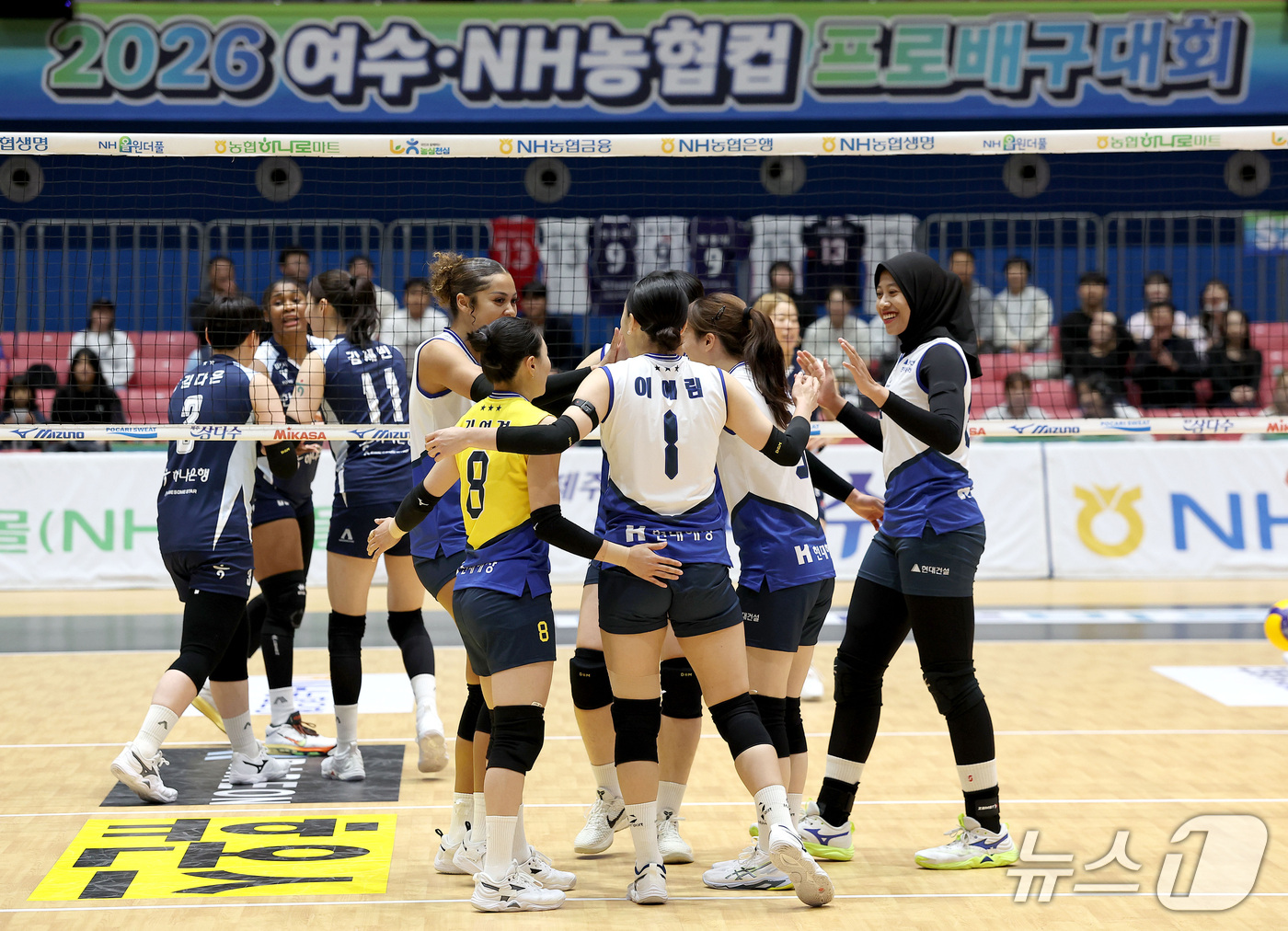 (서울=뉴스1) = 현대건설 선수들이 14일 여수시 진남체육관에서 열린 여수NH농협컵 프로배구대회 현대건설과 도로공사와의 조별리그 경기에서 환호하고 있다. (현대건설 배구단 제공. …
