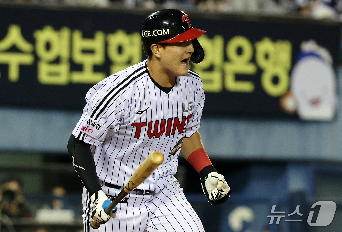 (서울=뉴스1) 김진환 기자 = 14일 오후 서울 송파구 잠실야구장에서 열린 프로야구 '2026 신한 SOL KBO 와일드카드 결정전 1차전' 두산 베어스와 LG 트윈스의 경기, …