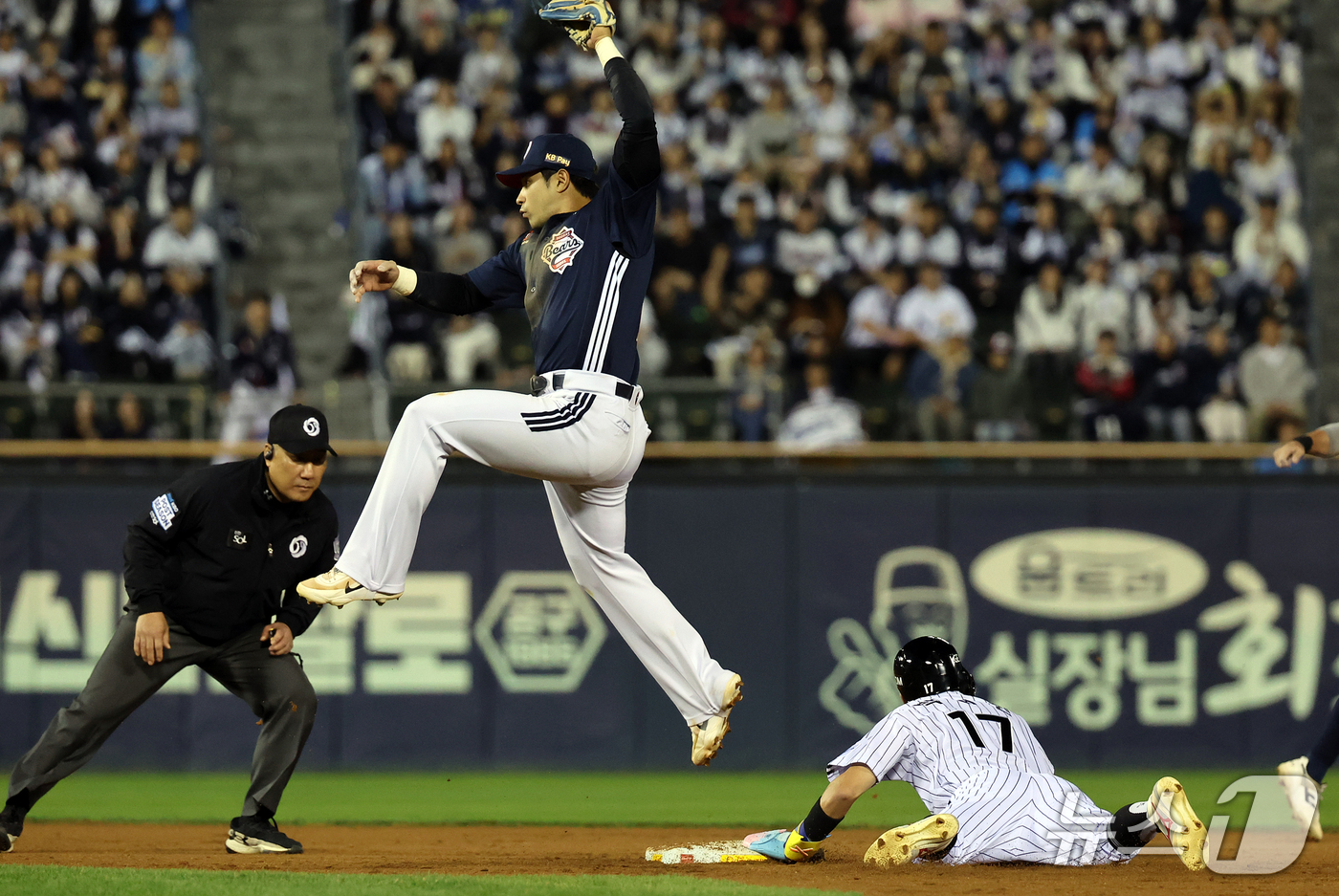 (서울=뉴스1) 김진환 기자 = 14일 오후 서울 송파구 잠실야구장에서 열린 프로야구 '2026 신한 SOL KBO 와일드카드 결정전 1차전' 두산 베어스와 LG 트윈스의 경기, …