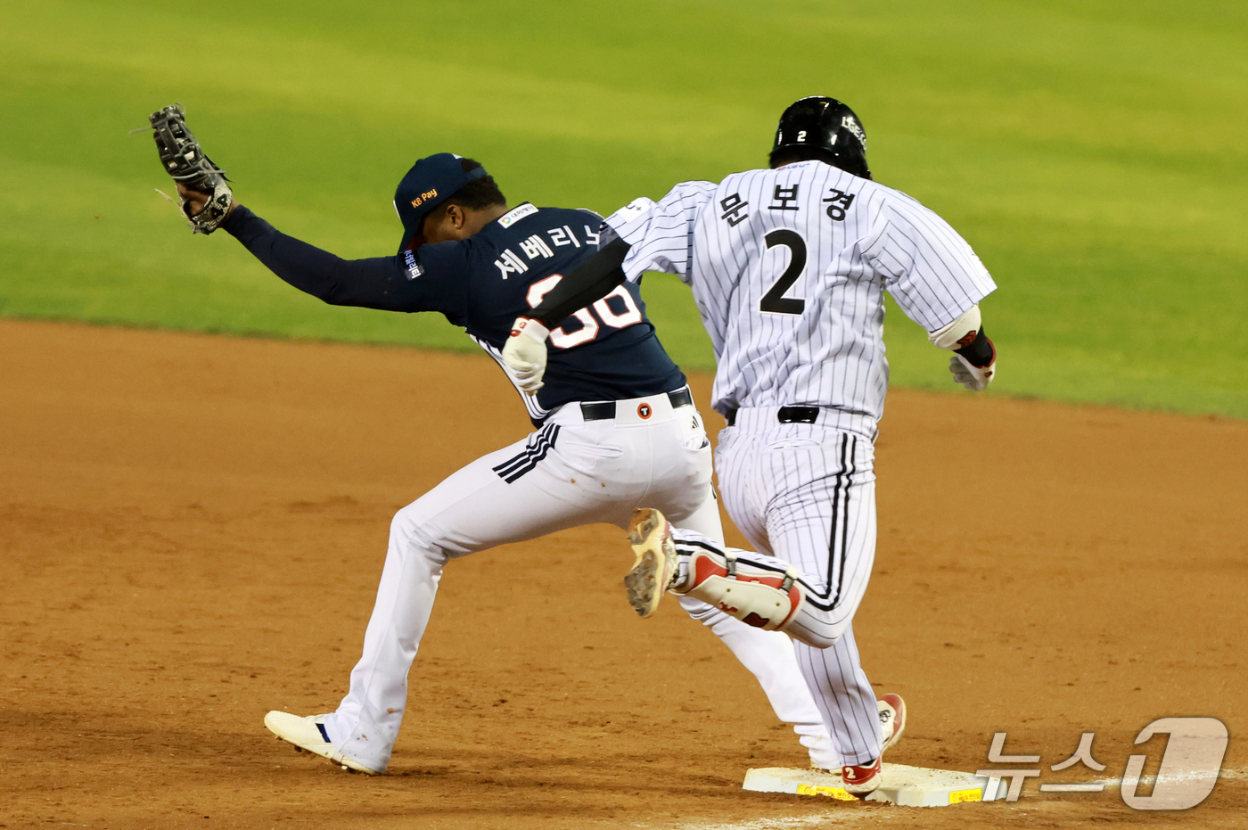 (서울=뉴스1) 이호윤 기자 = 14일 오후 서울 송파구 잠실야구장에서 열린 프로야구 '2026 신한 SOL KBO 와일드카드 결정전 1차전' 두산 베어스와 LG 트윈스의 경기, …