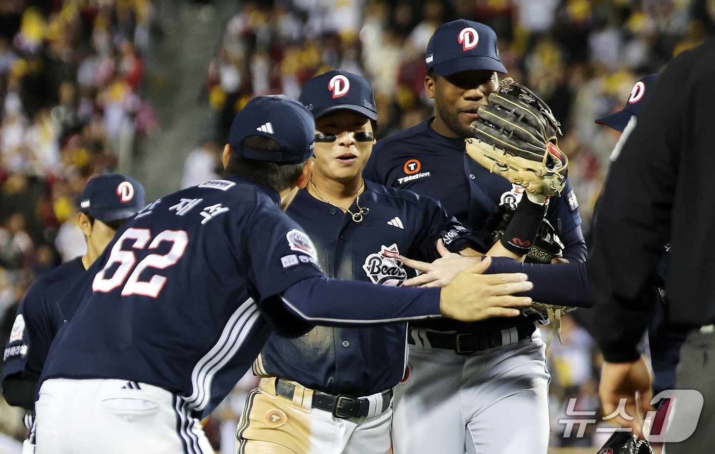 (서울=뉴스1) 박지혜 기자 = 14일 서울 잠실야구장에서 열린 2026 신한 SOL KBO 포스트시즌 와일드카드 결정전 1차전 LG 트윈스와 두산 베어스의 경기에서 7회말 2사 …