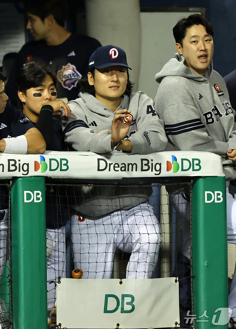 (서울=뉴스1) 김진환 기자 = 14일 오후 서울 송파구 잠실야구장에서 열린 프로야구 '2026 신한 SOL KBO 와일드카드 결정전 1차전' 두산 베어스와 LG 트윈스의 경기, …