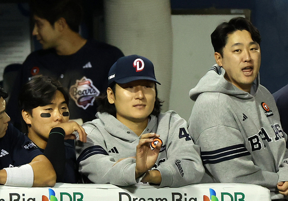 더그아웃에서 경기 지켜보는 선발 곽빈