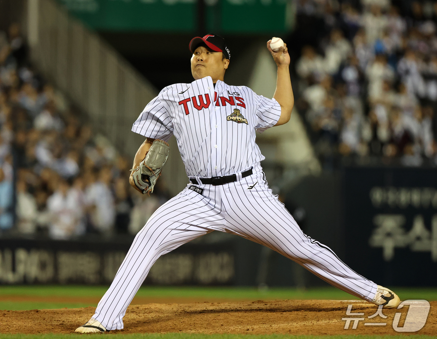(서울=뉴스1) 김진환 기자 = 14일 오후 서울 송파구 잠실야구장에서 열린 프로야구 '2026 신한 SOL KBO 와일드카드 결정전 1차전' 두산 베어스와 LG 트윈스의 경기, …