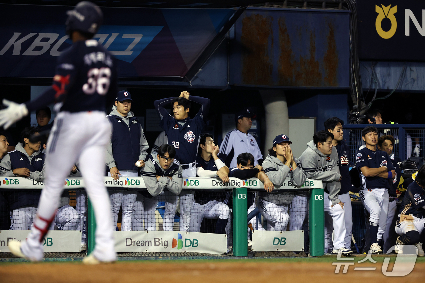 (서울=뉴스1) 김진환 기자 = 14일 오후 서울 송파구 잠실야구장에서 열린 프로야구 '2026 신한 SOL KBO 와일드카드 결정전 1차전' 두산 베어스와 LG 트윈스의 경기, …