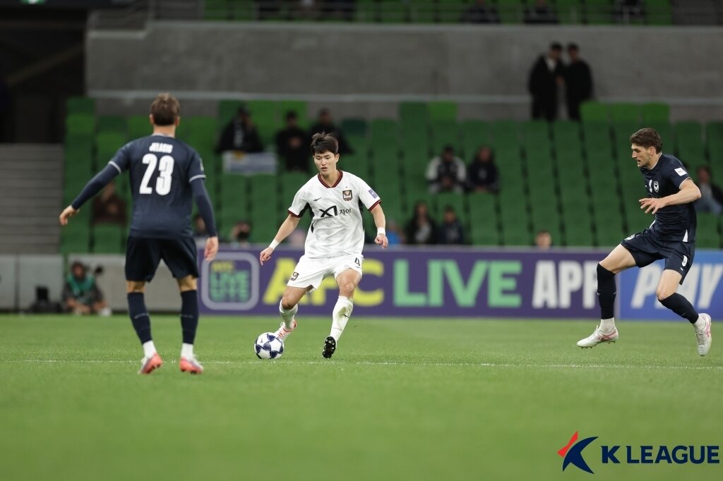본문 이미지 - FC서울(흰색 유니폼)은 14일 열린 멜버른 빅토리와 2026-27 AFC 챔피언스리그2 경기에서 0-3으로 완패했다. (한국프로축구연맹 제공. 재판매 및 DB 금지)