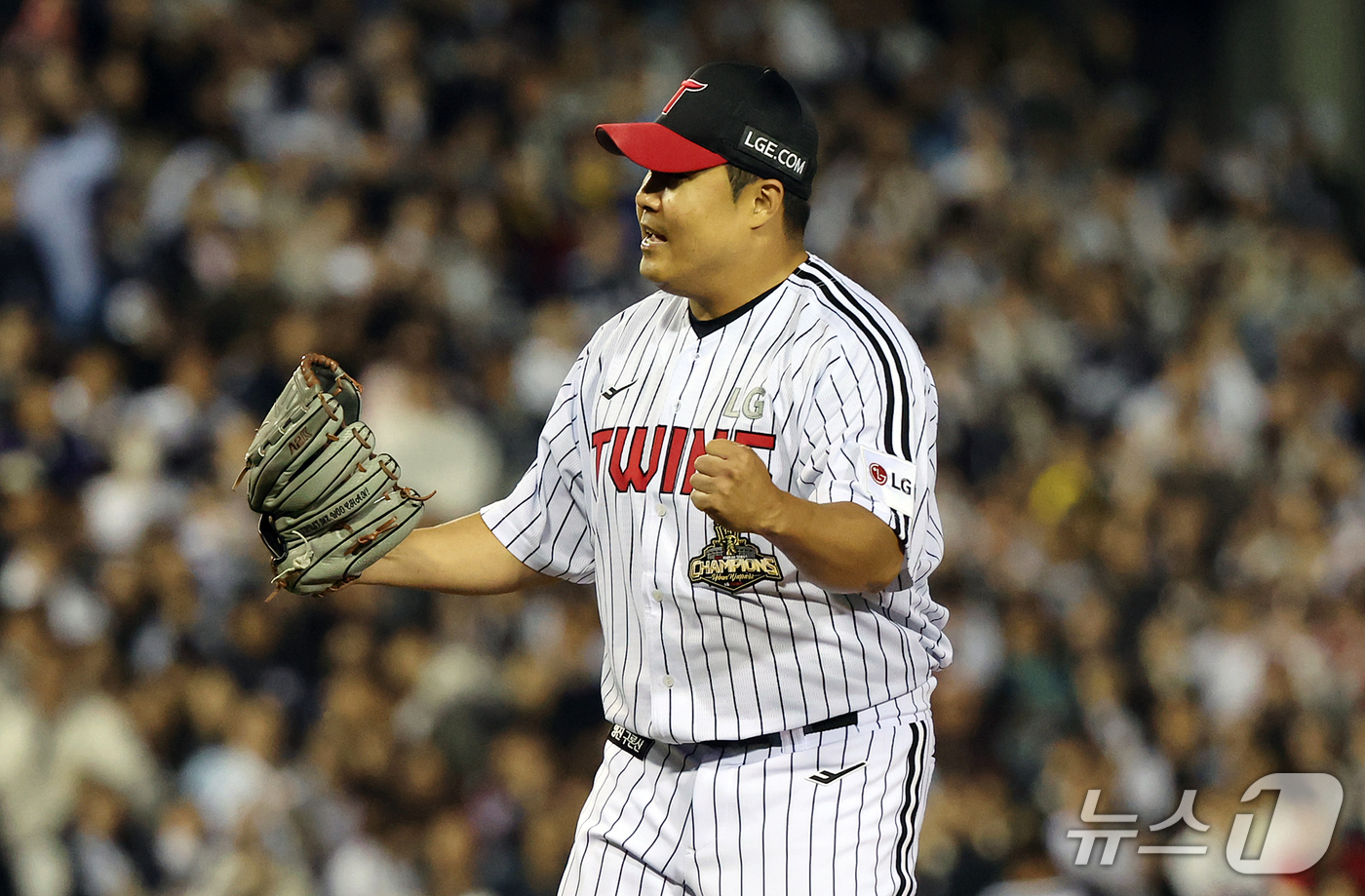(서울=뉴스1) 김진환 기자 = 14일 오후 서울 송파구 잠실야구장에서 열린 프로야구 '2026 신한 SOL KBO 와일드카드 결정전 1차전' 두산 베어스와 LG 트윈스의 경기, …