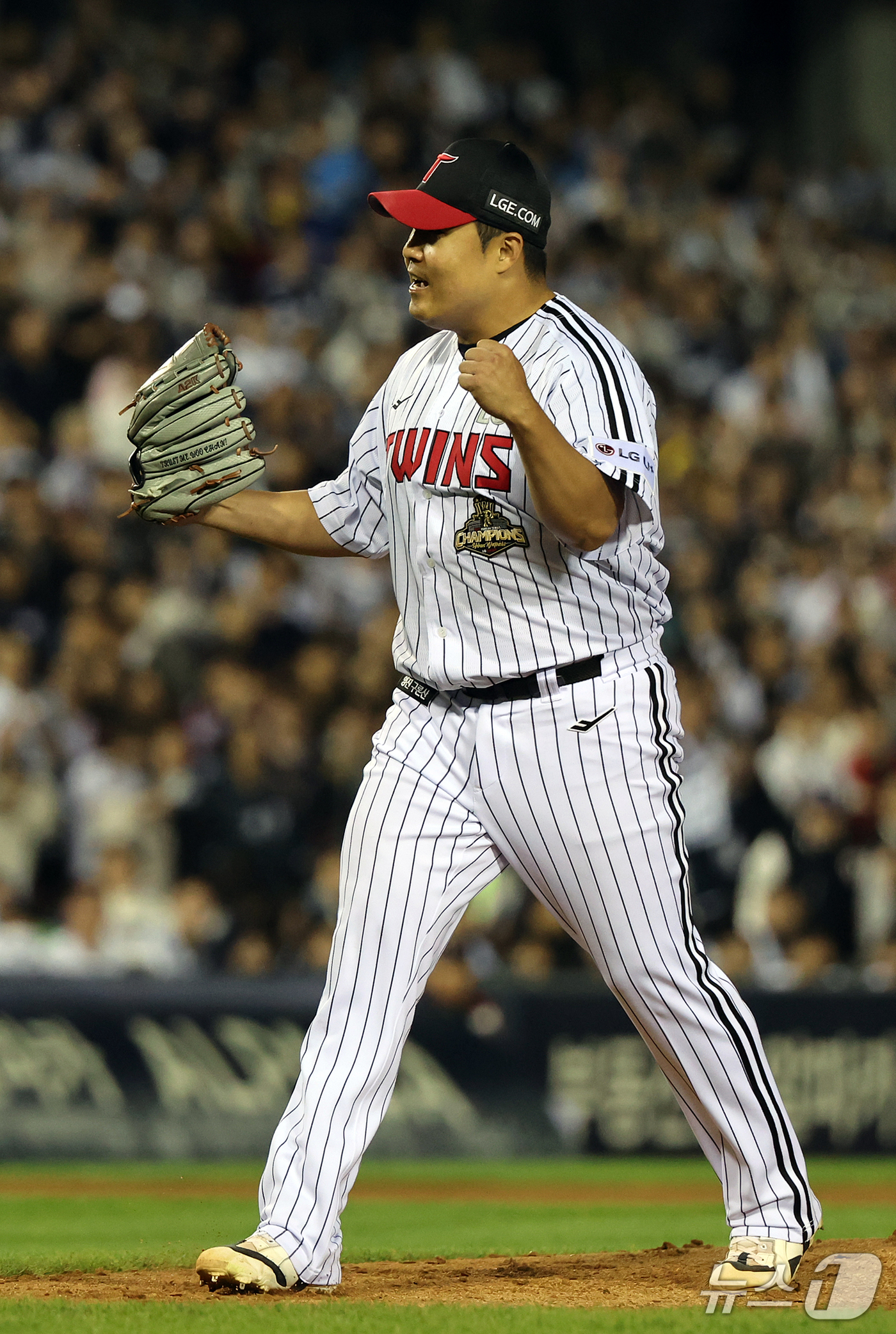 (서울=뉴스1) 김진환 기자 = 14일 오후 서울 송파구 잠실야구장에서 열린 프로야구 '2026 신한 SOL KBO 와일드카드 결정전 1차전' 두산 베어스와 LG 트윈스의 경기, …
