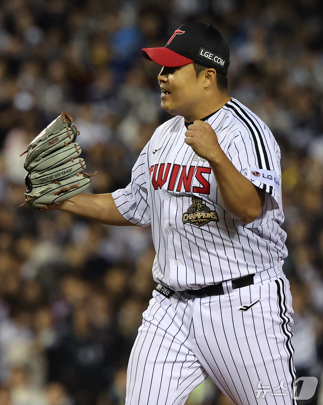 (서울=뉴스1) 김진환 기자 = 14일 오후 서울 송파구 잠실야구장에서 열린 프로야구 '2026 신한 SOL KBO 와일드카드 결정전 1차전' 두산 베어스와 LG 트윈스의 경기, …