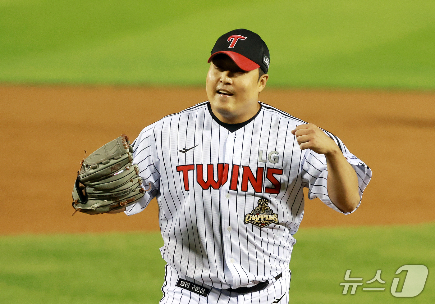 (서울=뉴스1) 이호윤 기자 = 14일 오후 서울 송파구 잠실야구장에서 열린 프로야구 '2026 신한 SOL KBO 와일드카드 결정전 1차전' 두산 베어스와 LG 트윈스의 경기, …