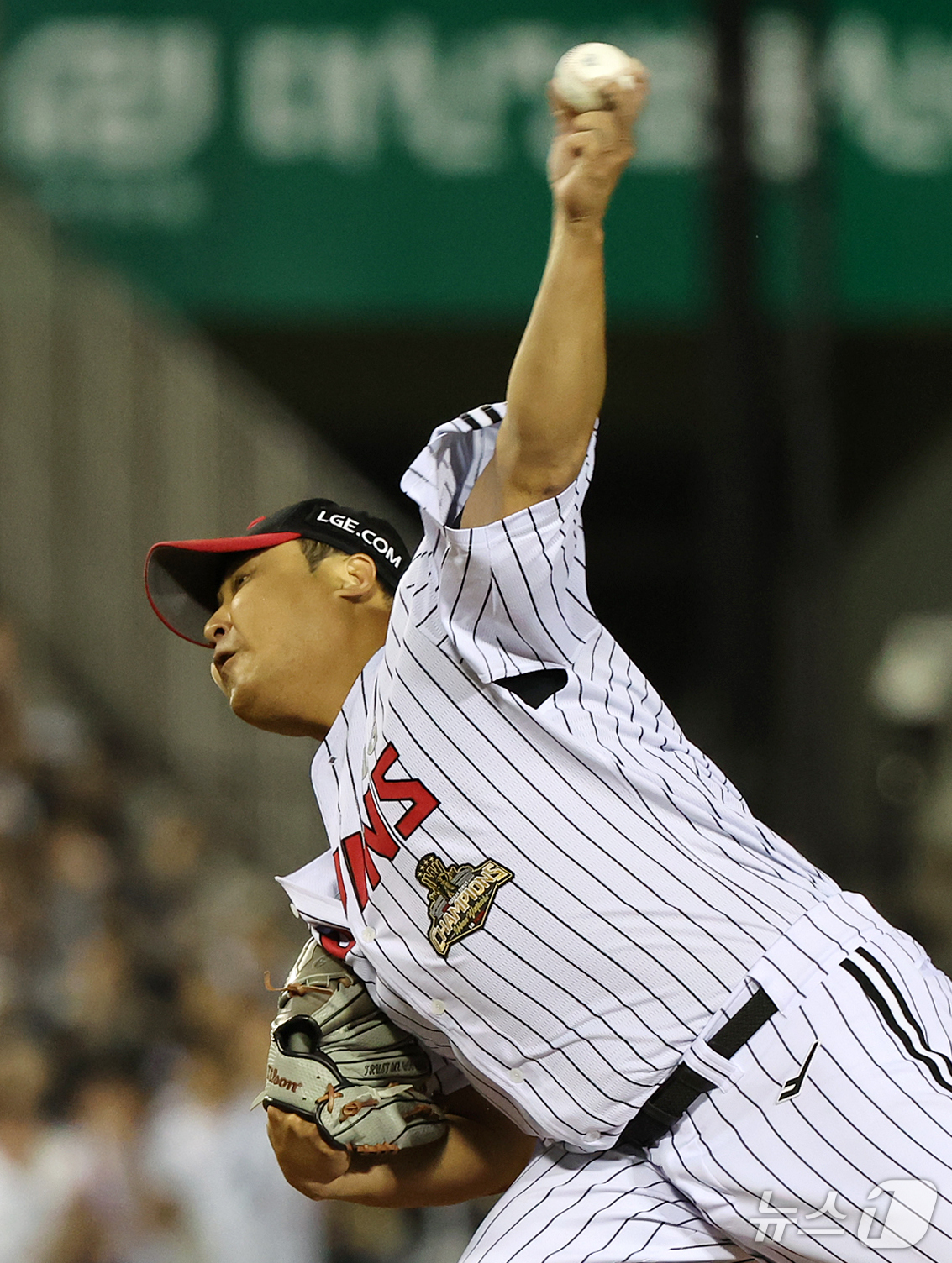 (서울=뉴스1) 김진환 기자 = 14일 오후 서울 송파구 잠실야구장에서 열린 프로야구 '2026 신한 SOL KBO 와일드카드 결정전 1차전' 두산 베어스와 LG 트윈스의 경기, …