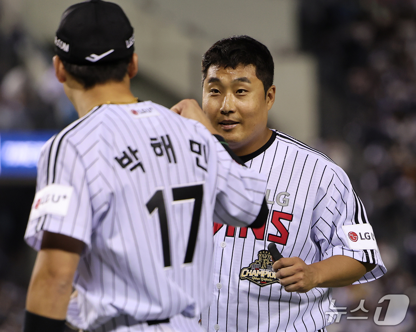 (서울=뉴스1) 김진환 기자 = 14일 오후 서울 송파구 잠실야구장에서 열린 프로야구 '2026 신한 SOL KBO 와일드카드 결정전 1차전' 두산 베어스와 LG 트윈스의 경기, …