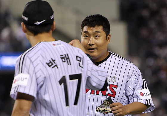 캡틴과 기쁨 나누는 이우찬