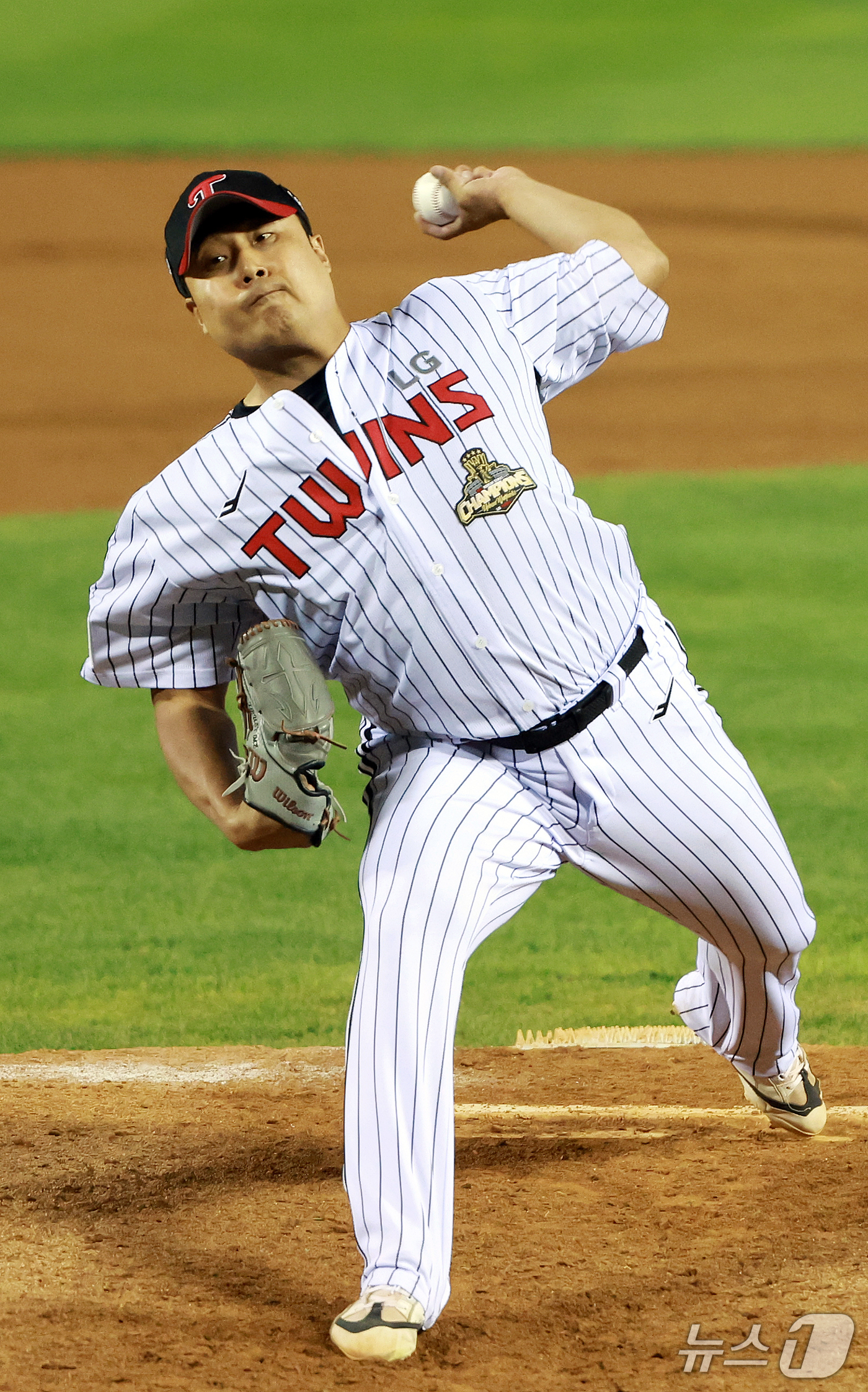 (서울=뉴스1) 이호윤 기자 = 14일 오후 서울 송파구 잠실야구장에서 열린 프로야구 '2026 신한 SOL KBO 와일드카드 결정전 1차전' 두산 베어스와 LG 트윈스의 경기, …