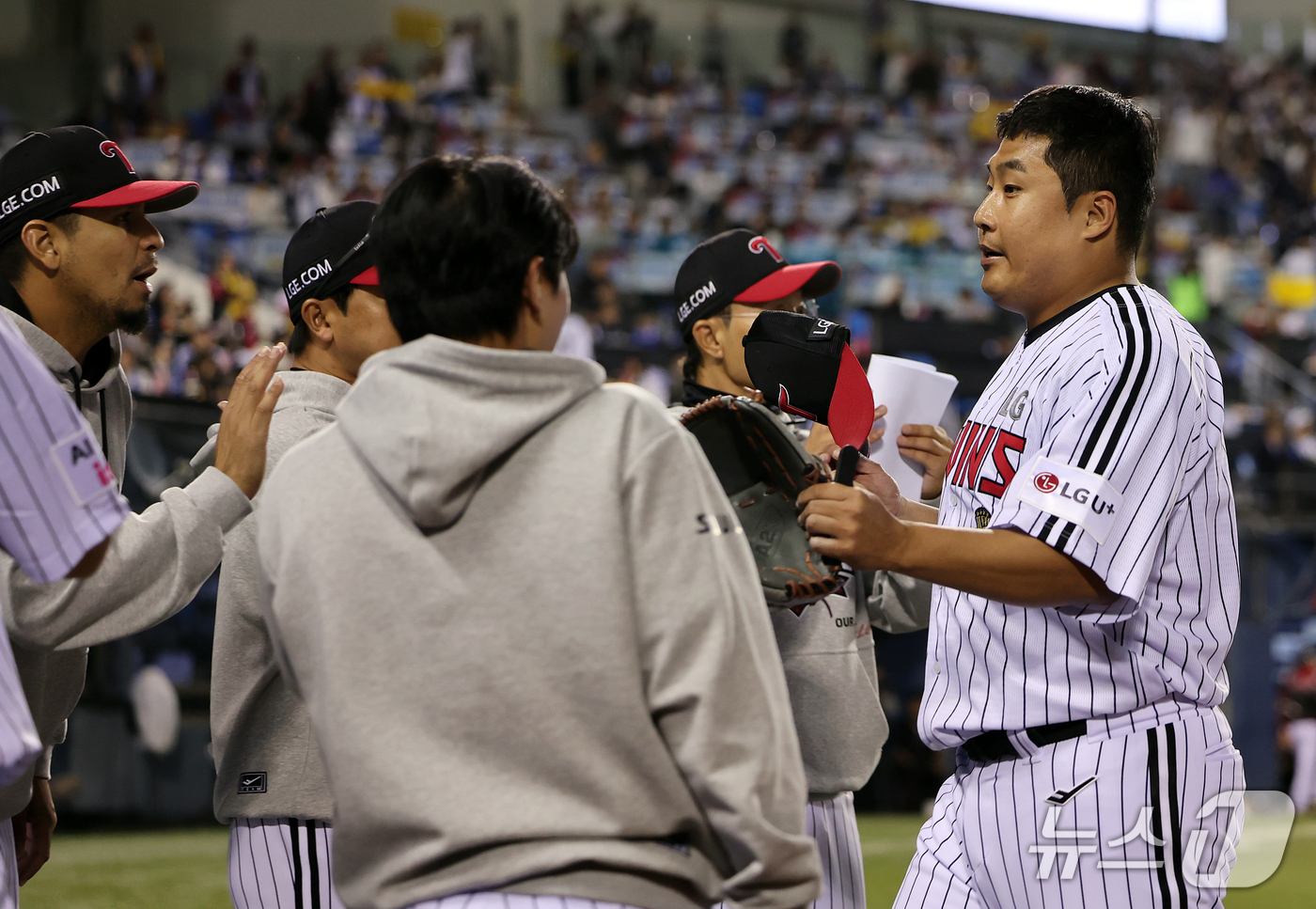 (서울=뉴스1) 김진환 기자 = 14일 오후 서울 송파구 잠실야구장에서 열린 프로야구 '2026 신한 SOL KBO 와일드카드 결정전 1차전' 두산 베어스와 LG 트윈스의 경기, …