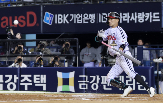 신민재, 두산 내야 흔드는 1타점 스퀴즈 번트