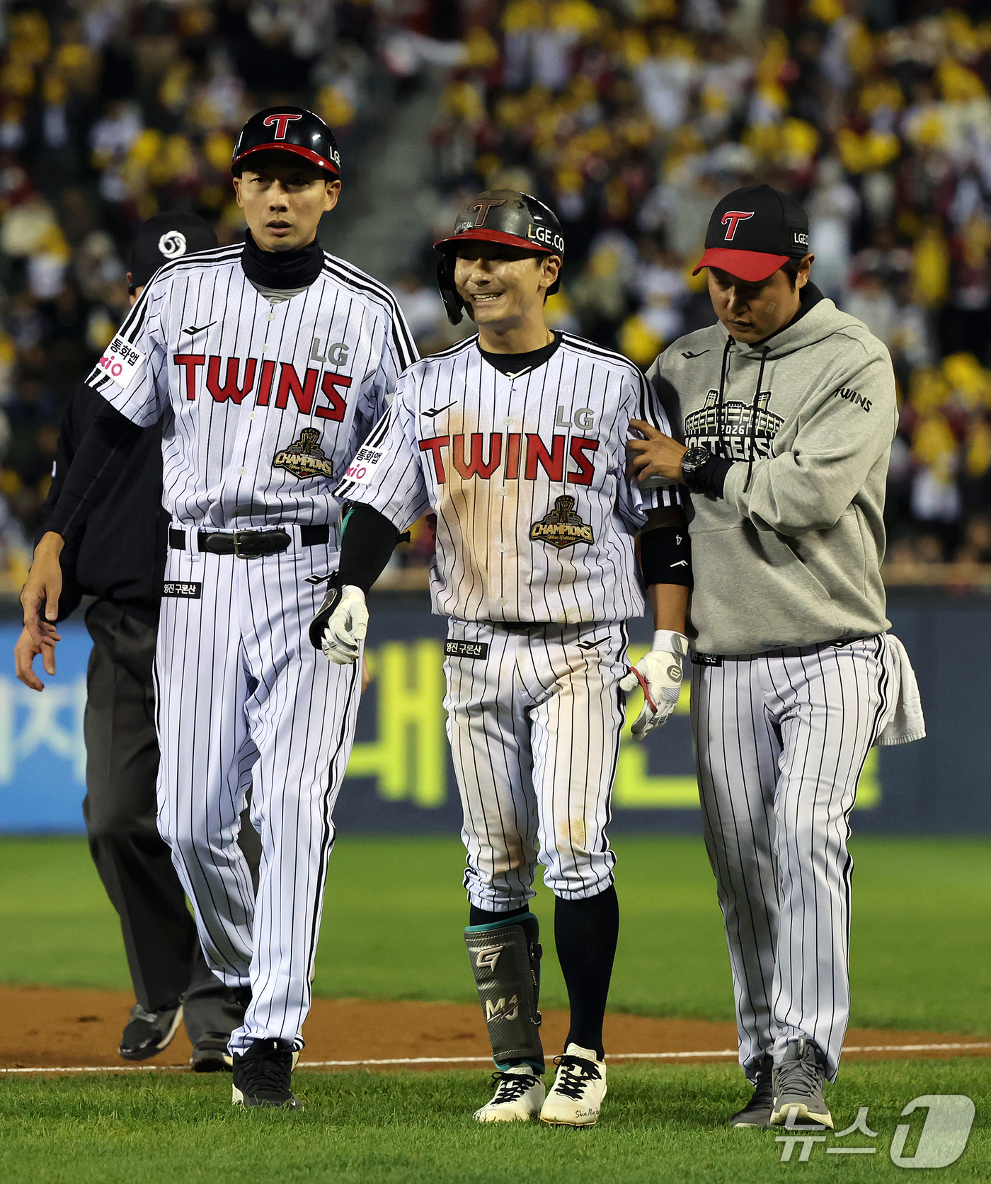 (서울=뉴스1) 김진환 기자 = 14일 오후 서울 송파구 잠실야구장에서 열린 프로야구 '2026 신한 SOL KBO 와일드카드 결정전 1차전' 두산 베어스와 LG 트윈스의 경기, …