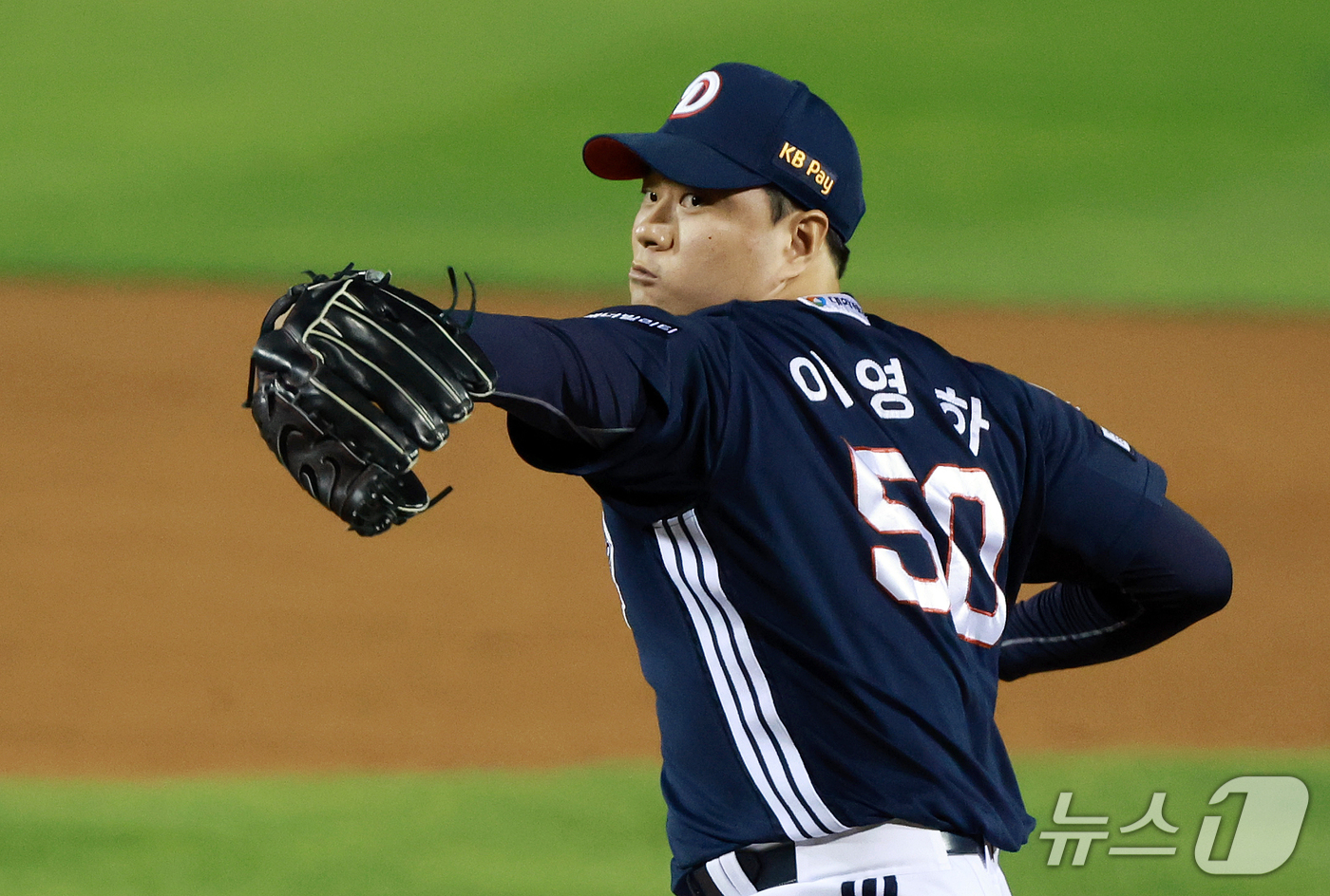 (서울=뉴스1) 이호윤 기자 = 14일 오후 서울 송파구 잠실야구장에서 열린 프로야구 '2026 신한 SOL KBO 와일드카드 결정전 1차전' 두산 베어스와 LG 트윈스의 경기 8 …