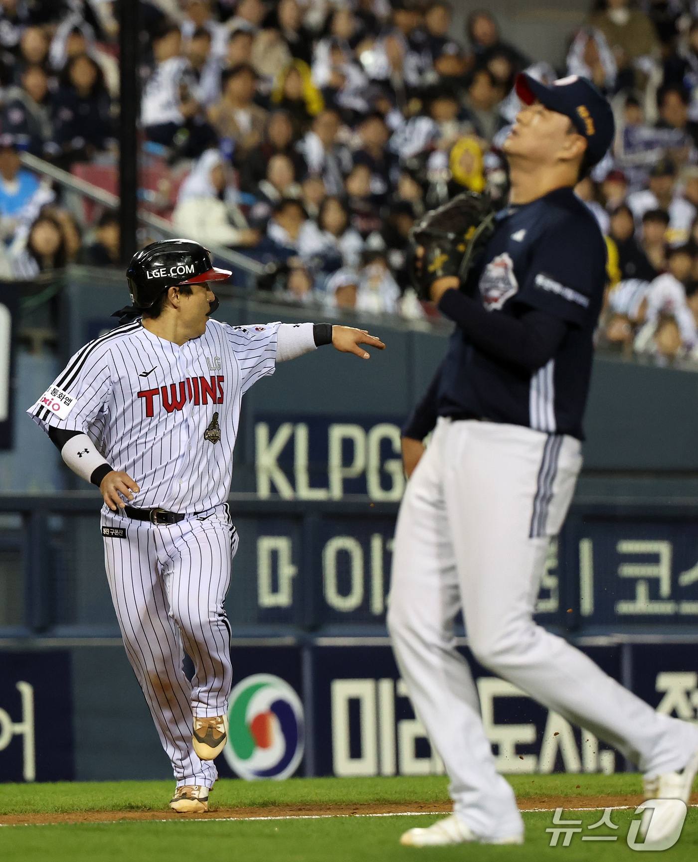 (서울=뉴스1) 김진환 기자 = 14일 오후 서울 송파구 잠실야구장에서 열린 프로야구 '2026 신한 SOL KBO 와일드카드 결정전 1차전' 두산 베어스와 LG 트윈스의 경기, …