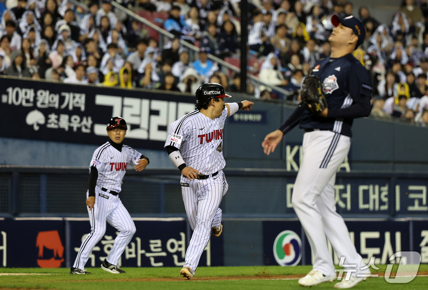 (서울=뉴스1) 김진환 기자 = 14일 오후 서울 송파구 잠실야구장에서 열린 프로야구 '2026 신한 SOL KBO 와일드카드 결정전 1차전' 두산 베어스와 LG 트윈스의 경기, …