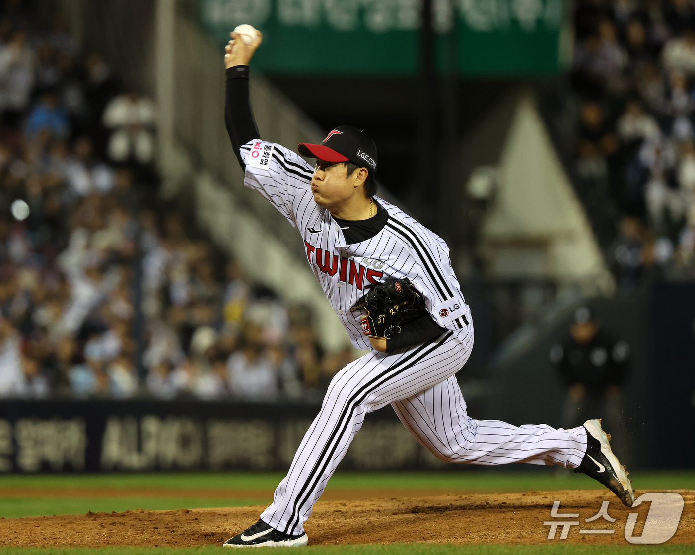 (서울=뉴스1) 김진환 기자 = 14일 오후 서울 송파구 잠실야구장에서 열린 프로야구 '2026 신한 SOL KBO 와일드카드 결정전 1차전' 두산 베어스와 LG 트윈스의 경기, …