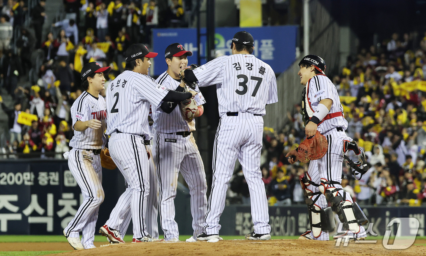 (서울=뉴스1) 박지혜 기자 = 14일 서울 잠실야구장에서 열린 2026 신한 SOL KBO 포스트시즌 와일드카드 결정전 1차전 LG 트윈스와 두산 베어스의 경기에서 4-1로 승리 …