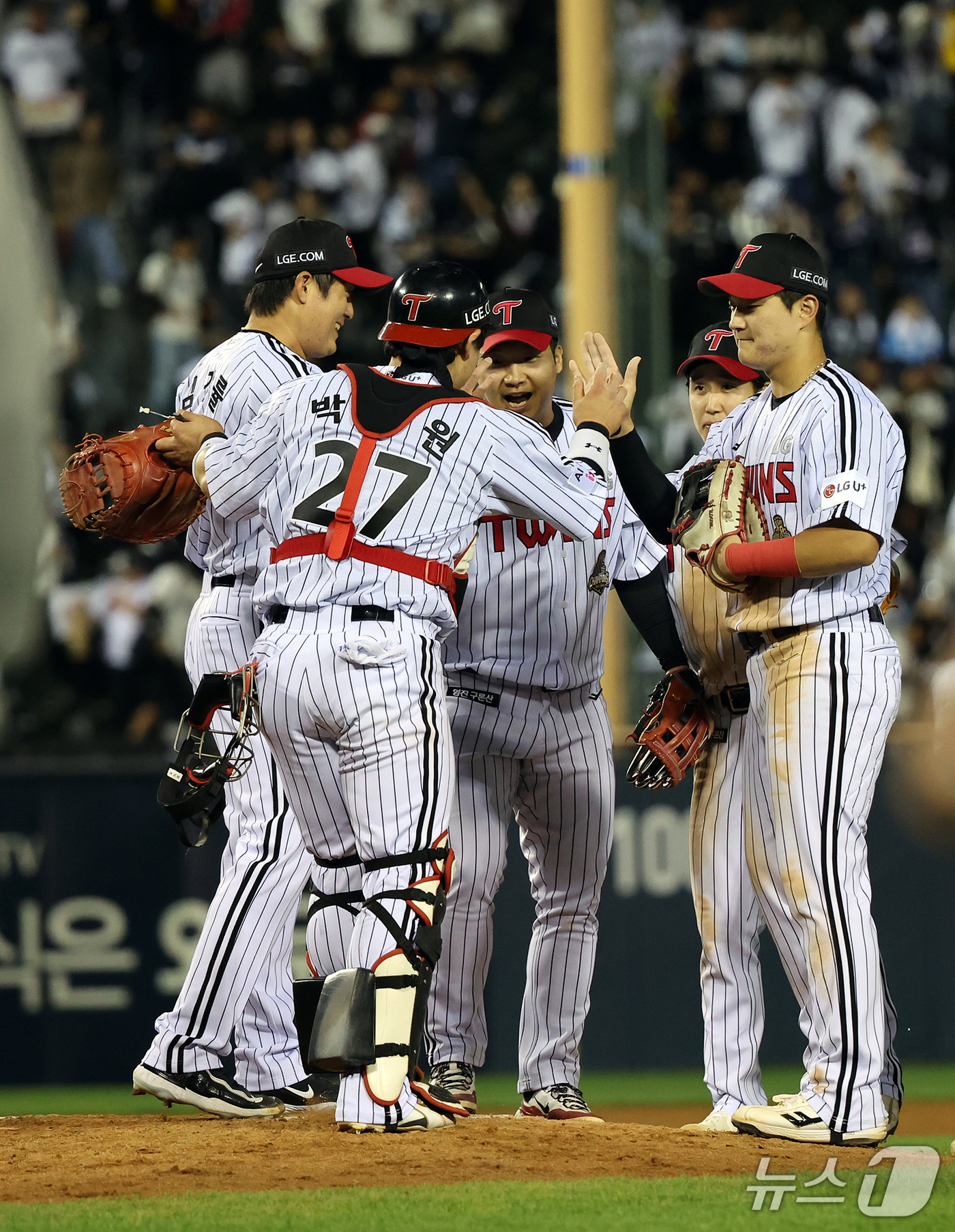 (서울=뉴스1) 김진환 기자 = 14일 오후 서울 송파구 잠실야구장에서 열린 프로야구 '2026 신한 SOL KBO 와일드카드 결정전 1차전' 두산 베어스와 LG 트윈스의 경기, …