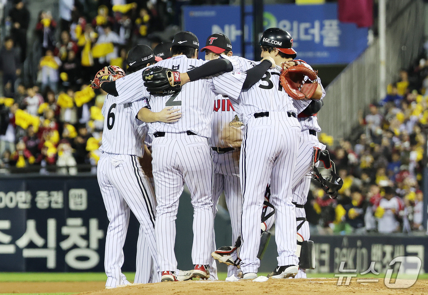 (서울=뉴스1) 박지혜 기자 = 14일 오후 서울 송파구 잠실야구장에서 열린 프로야구 '2026 신한 SOL KBO 와일드카드 결정전 1차전' 두산 베어스와 LG 트윈스의 경기에서 …