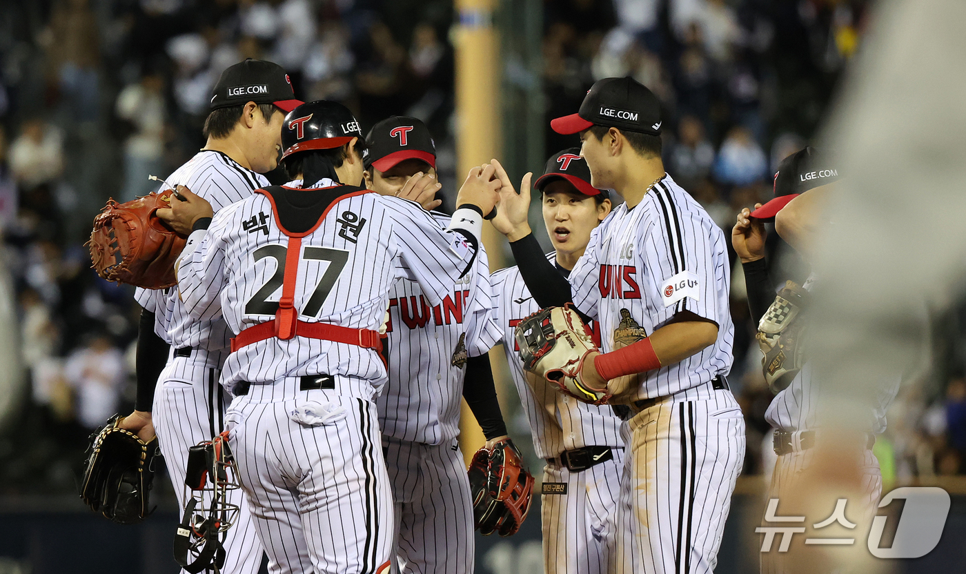 (서울=뉴스1) 김진환 기자 = 14일 오후 서울 송파구 잠실야구장에서 열린 프로야구 '2026 신한 SOL KBO 와일드카드 결정전 1차전' 두산 베어스와 LG 트윈스의 경기, …