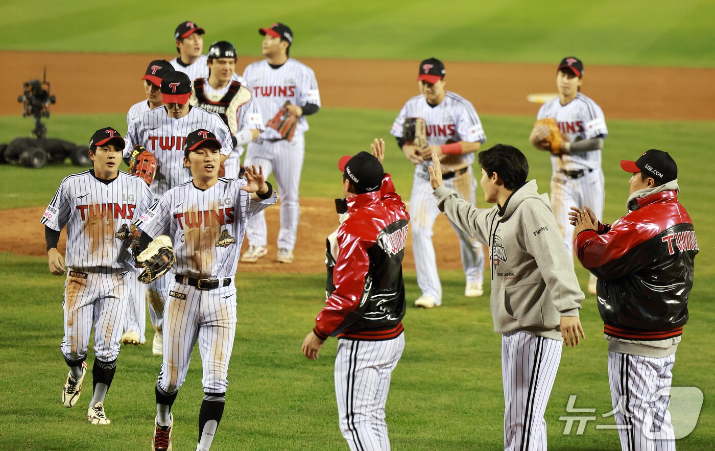 본문 이미지 - LG 트윈스 선수들이 14일 서울 송파구 잠실야구장에서 열린 프로야구 '2026 신한 SOL KBO 와일드카드 결정전 1차전' 두산 베어스와 LG 트윈스의 경기에서 4-1로 승리를 거두며 준플레이오프 진출에 성공한 후 기뻐하고 있다 2026.10.14 ⓒ 뉴스1 이호윤 기자
