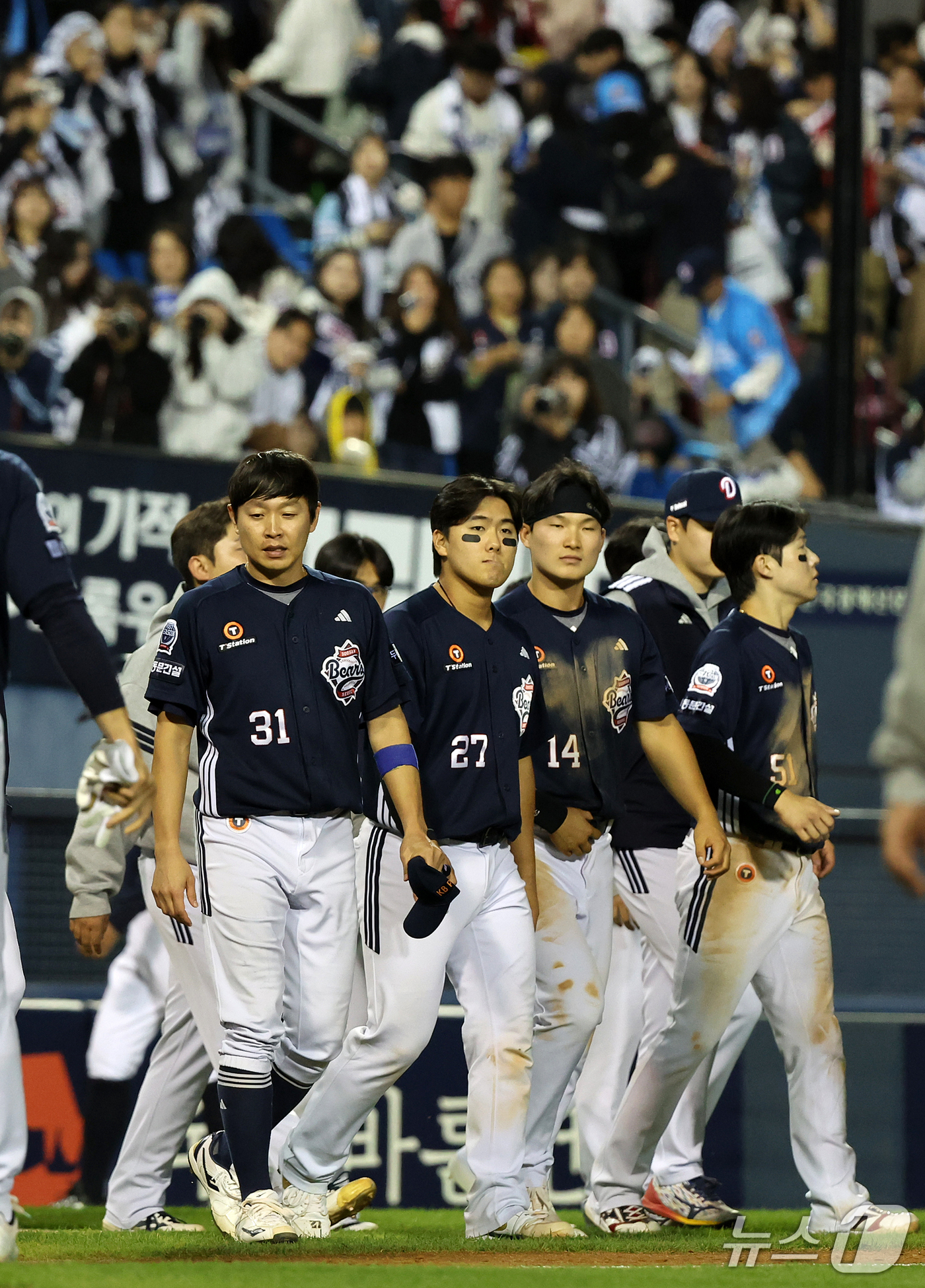 (서울=뉴스1) 김진환 기자 = 14일 오후 서울 송파구 잠실야구장에서 열린 프로야구 '2026 신한 SOL KBO 와일드카드 결정전 1차전' 두산 베어스와 LG 트윈스의 경기, …