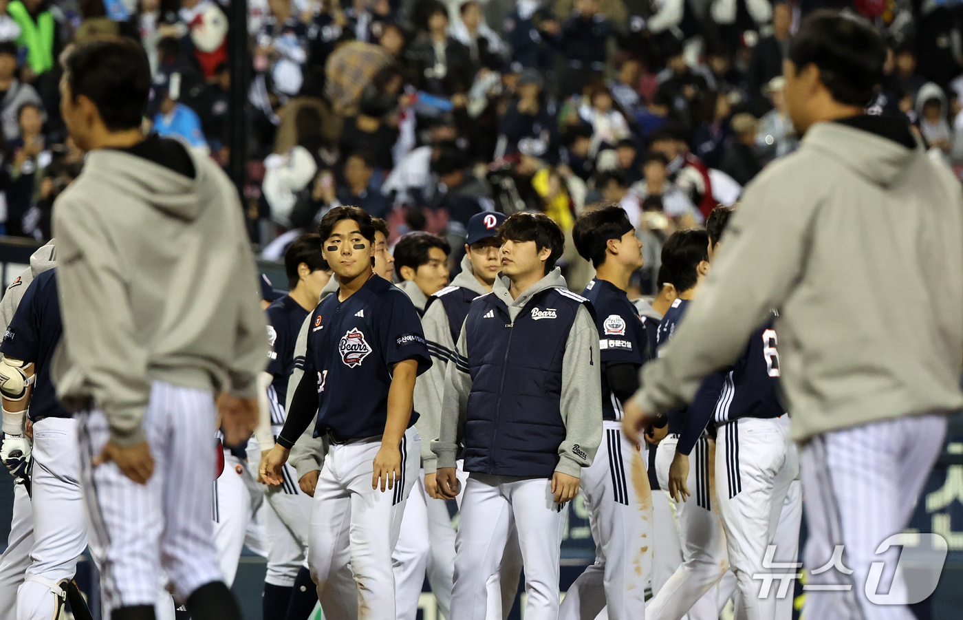(서울=뉴스1) 김진환 기자 = 14일 오후 서울 송파구 잠실야구장에서 열린 프로야구 '2026 신한 SOL KBO 와일드카드 결정전 1차전' 두산 베어스와 LG 트윈스의 경기, …